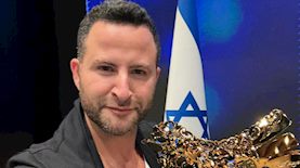 גיא הוכמן והפרס, צילום: הפורום הישראלי למנהיגות